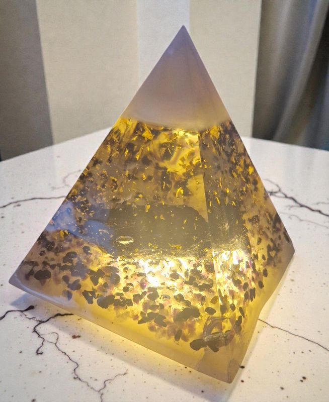 Große Pyramide - mit einem großen Turmalin Rohstein und auf dem Boden "Das goldene Dreieck" - mit goldfarbenem Schlagmetall