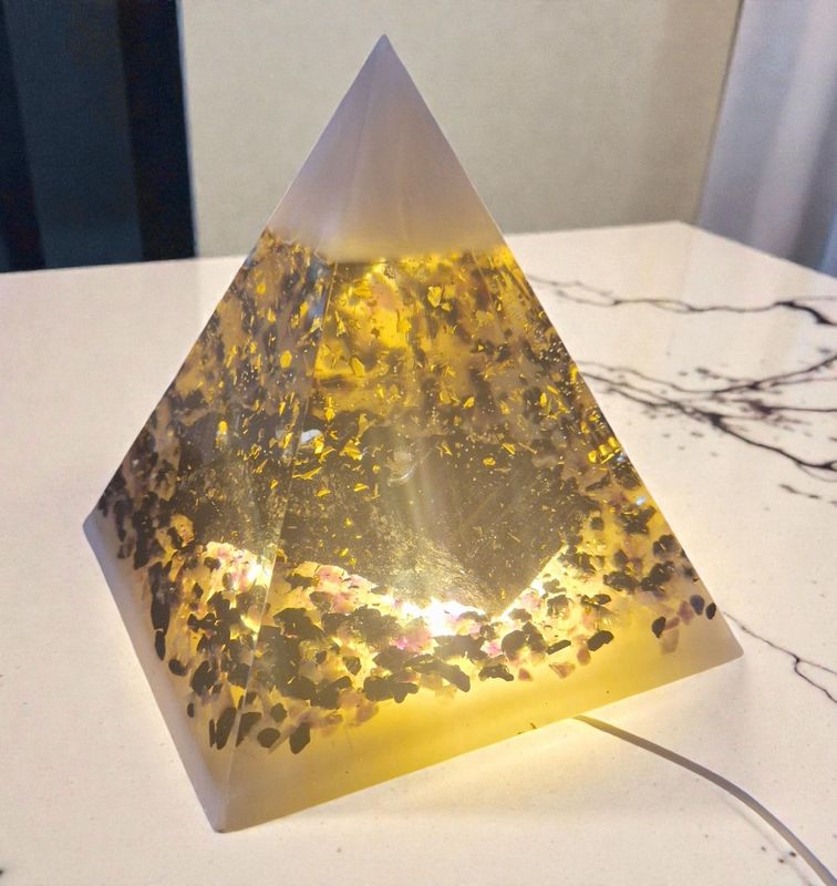 Große Pyramide - mit einem großen Turmalin Rohstein und auf dem Boden "Das goldene Dreieck" - mit goldfarbenem Schlagmetall