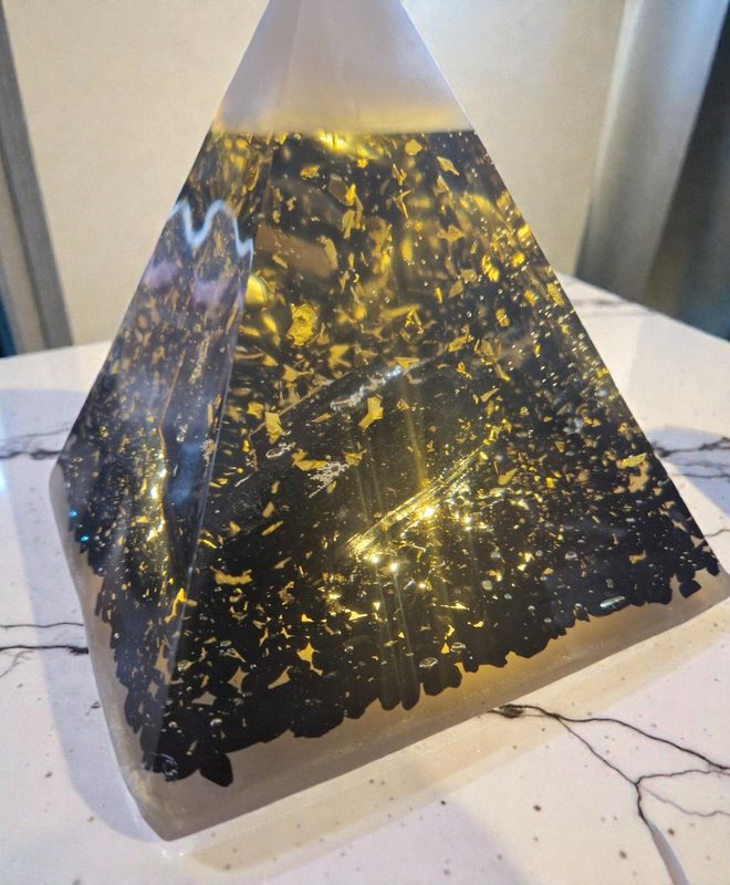 ​Große Pyramide - mit einem großen Turmalin Rohstein und auf dem Boden Mini Turmaline - mit goldfarbenem Schlagmetall