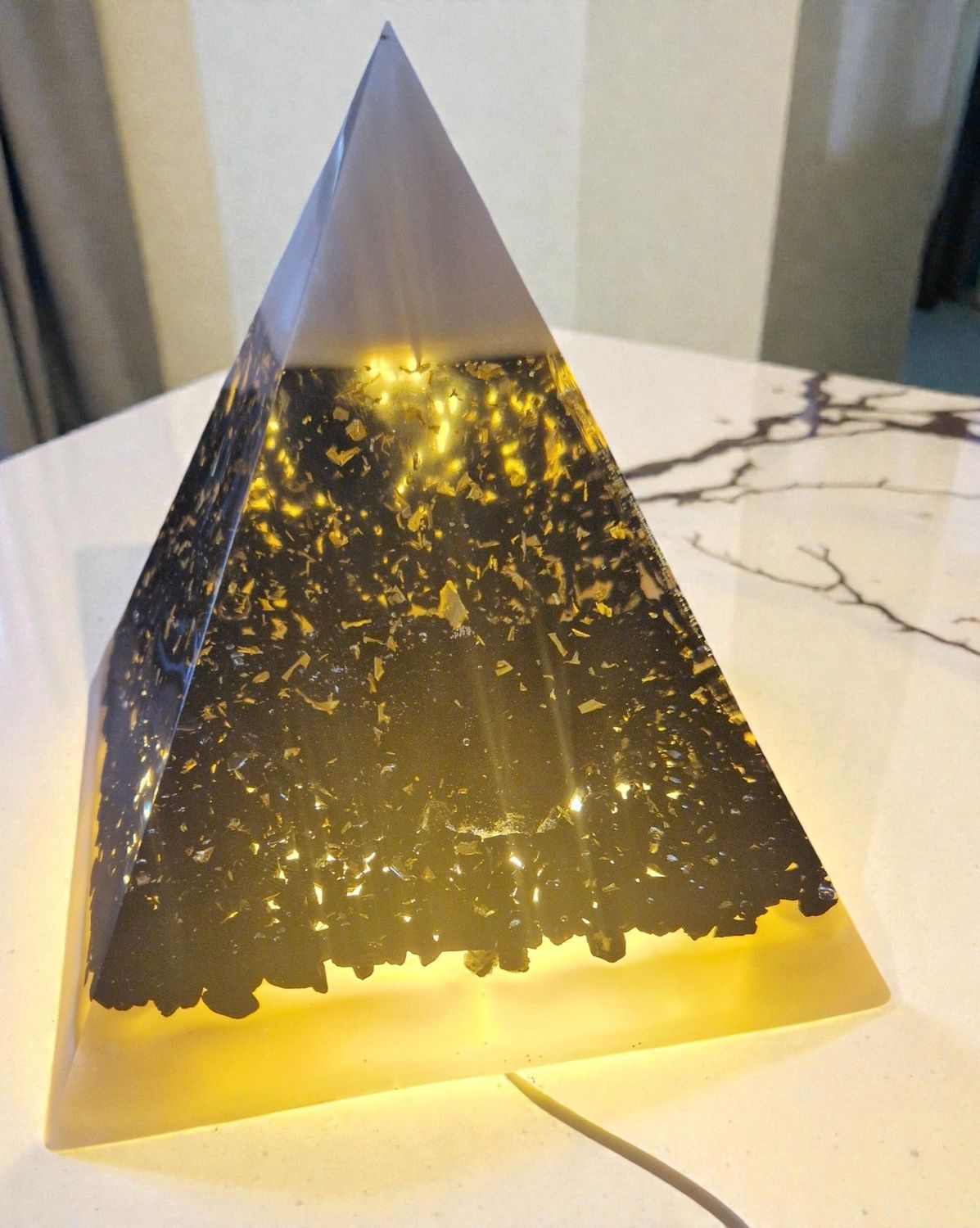 Große Pyramide - mit einem großen Turmalin Rohstein und auf dem Boden Mini Turmaline - mit goldfarbenem Schlagmetall