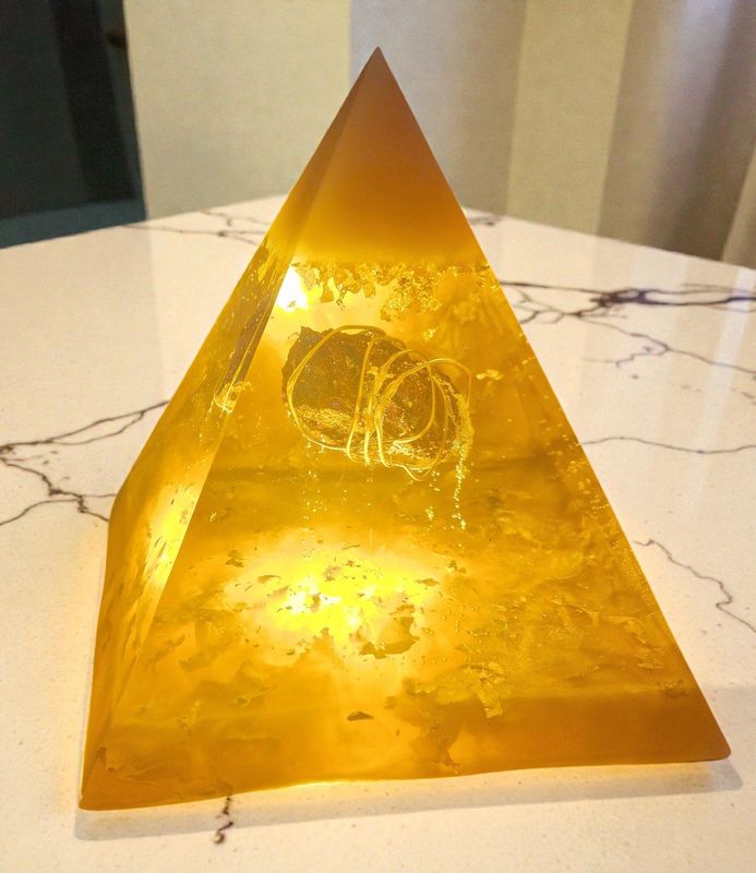 Große Pyramide - mit Chalkopyrit Rohstein und Messingdraht - mit goldfarbenem Schlagmetall