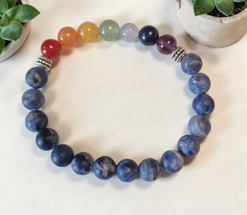 Chakra ​Armband -Sodalith matt -  silberfarbene Metallelemente - 8 mm