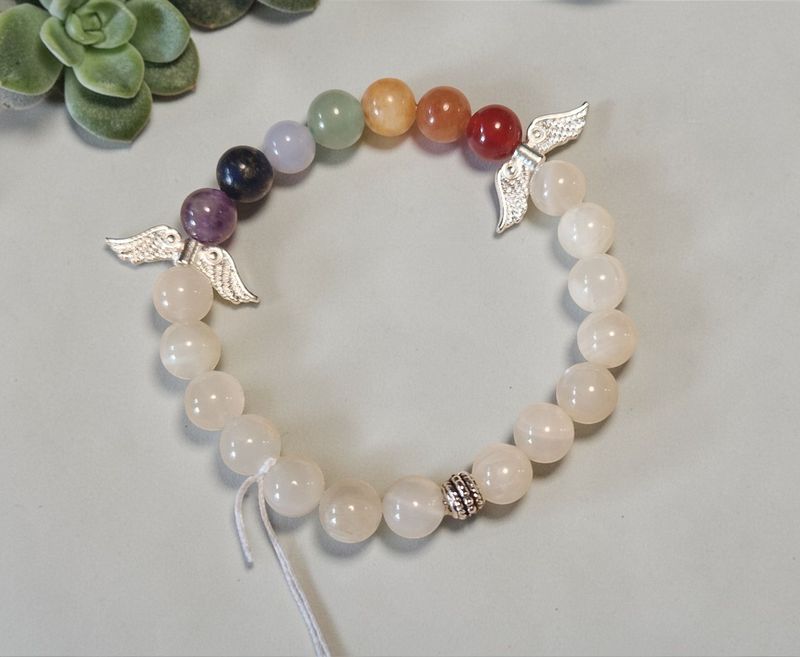 Chakra ​Armband -Mondstein beige in A Qualität -  silberfarbene Engelflügel - 8 mm