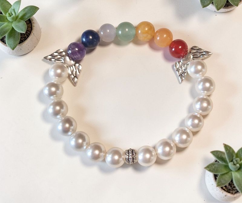 Chakra ​Armband - Muchelkernperlen -  silberfarbene Engelflügel - 8 mm