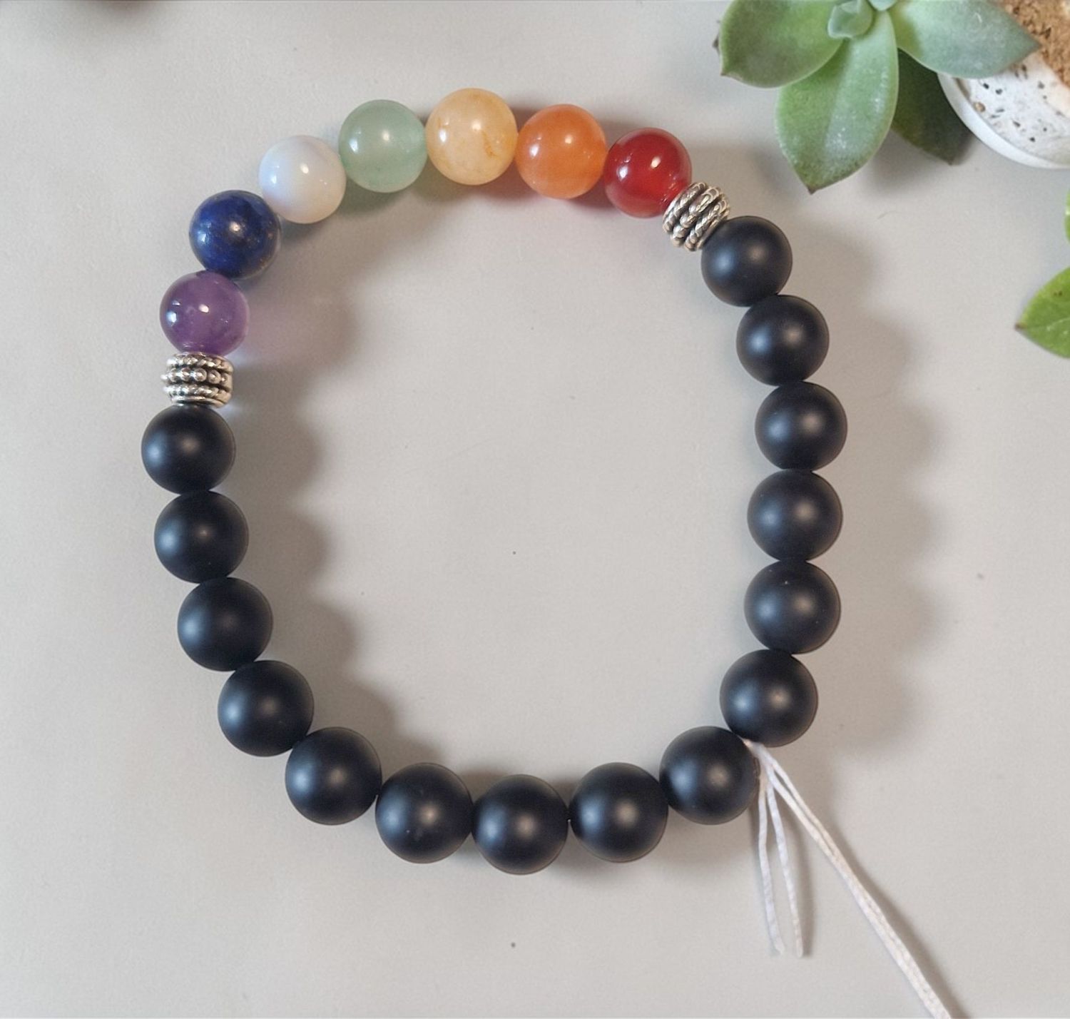 Chakra ​Armband - Onyx matt - silberfarbene Metallelemente - 8 mm