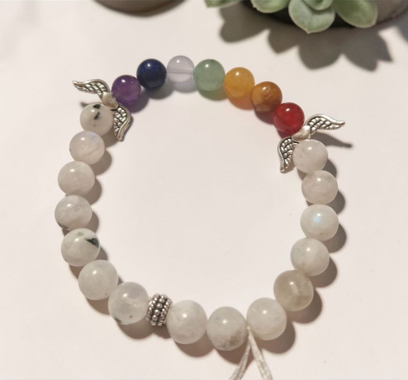 Chakra Armband - Regenbogen Mondstein - silberfarbene Engelflügel - 8 mm