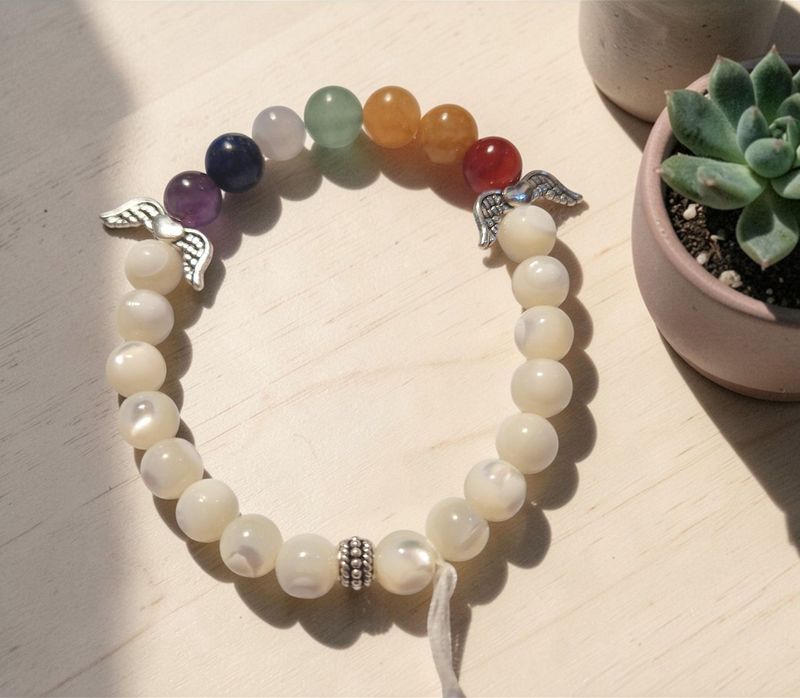 ​Chakra Armband - Perlmutt - silberfarbene Engelflügel - 8 mm