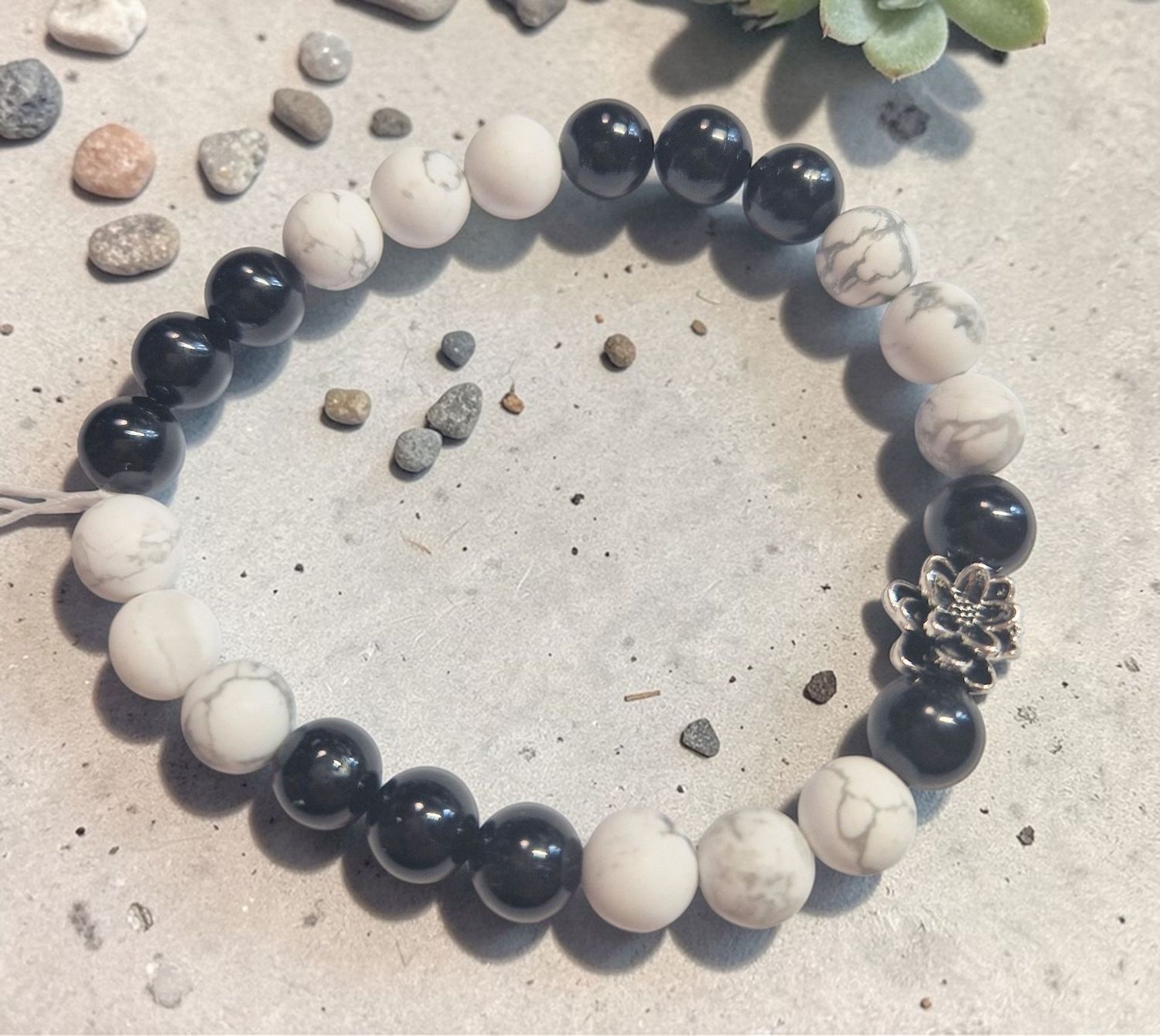 ​Armband - Turmalin & Howlith matt - A Qualität & AB Qualität - Lotusblüte - 8 mm