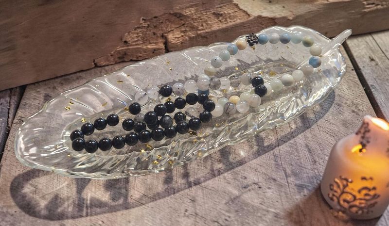 ​Schale - Feder in transparent mit goldfarbenem Schlagmetall