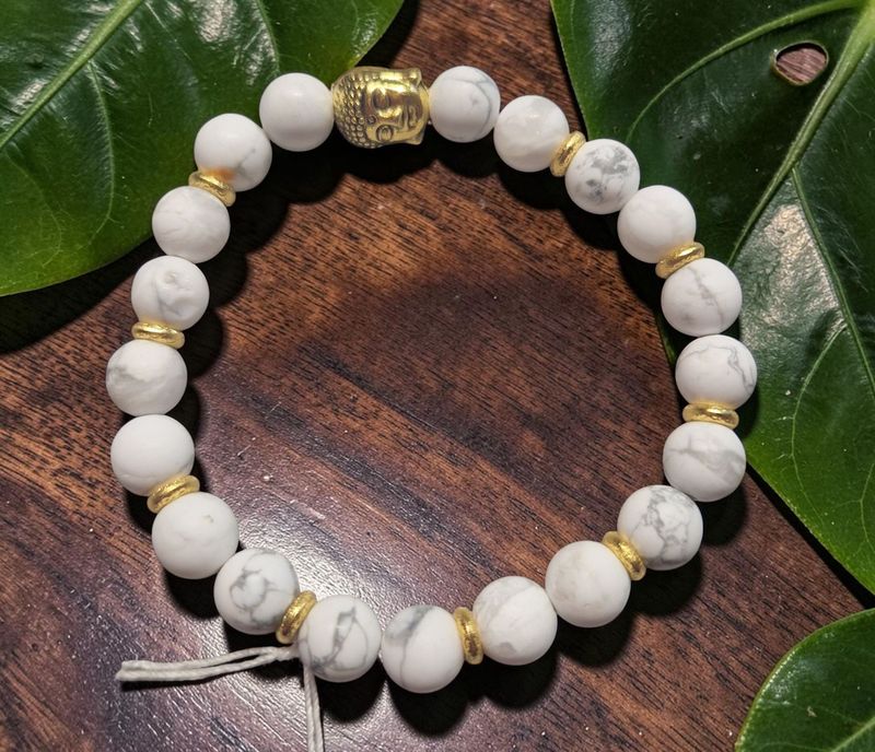 Armband - Howlith matt - AB Qualität - Buddha gold - 8 mm