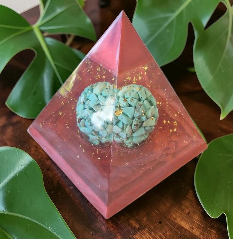 ​Große Pyramide -  mit einer Kugel mit Türkenit und goldfarbenem Schlagmetall