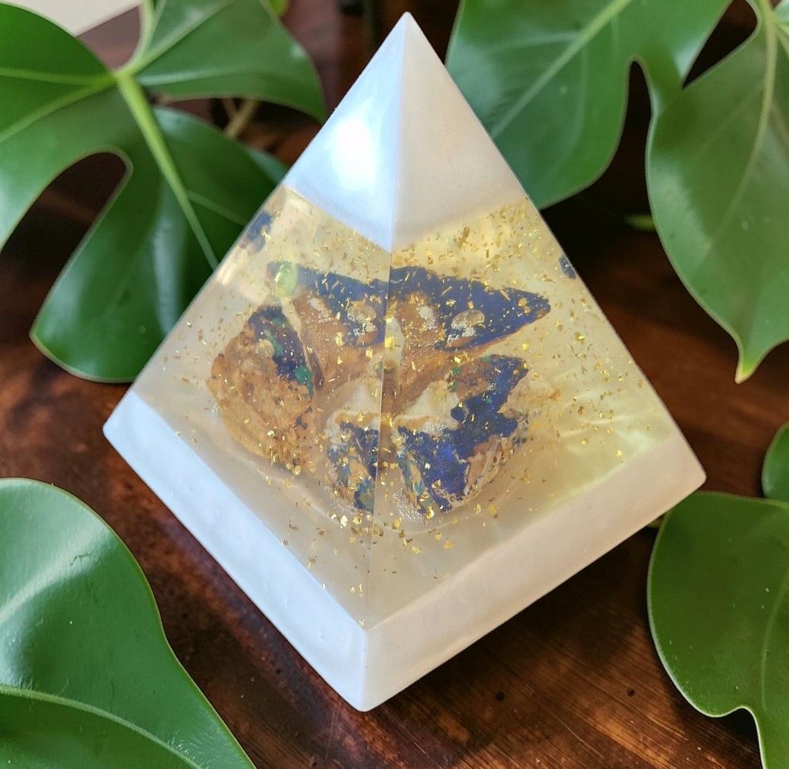 Große Pyramide -  mit Malachit/Azurit Rohsteinen und goldfarbenem Schlagmetall