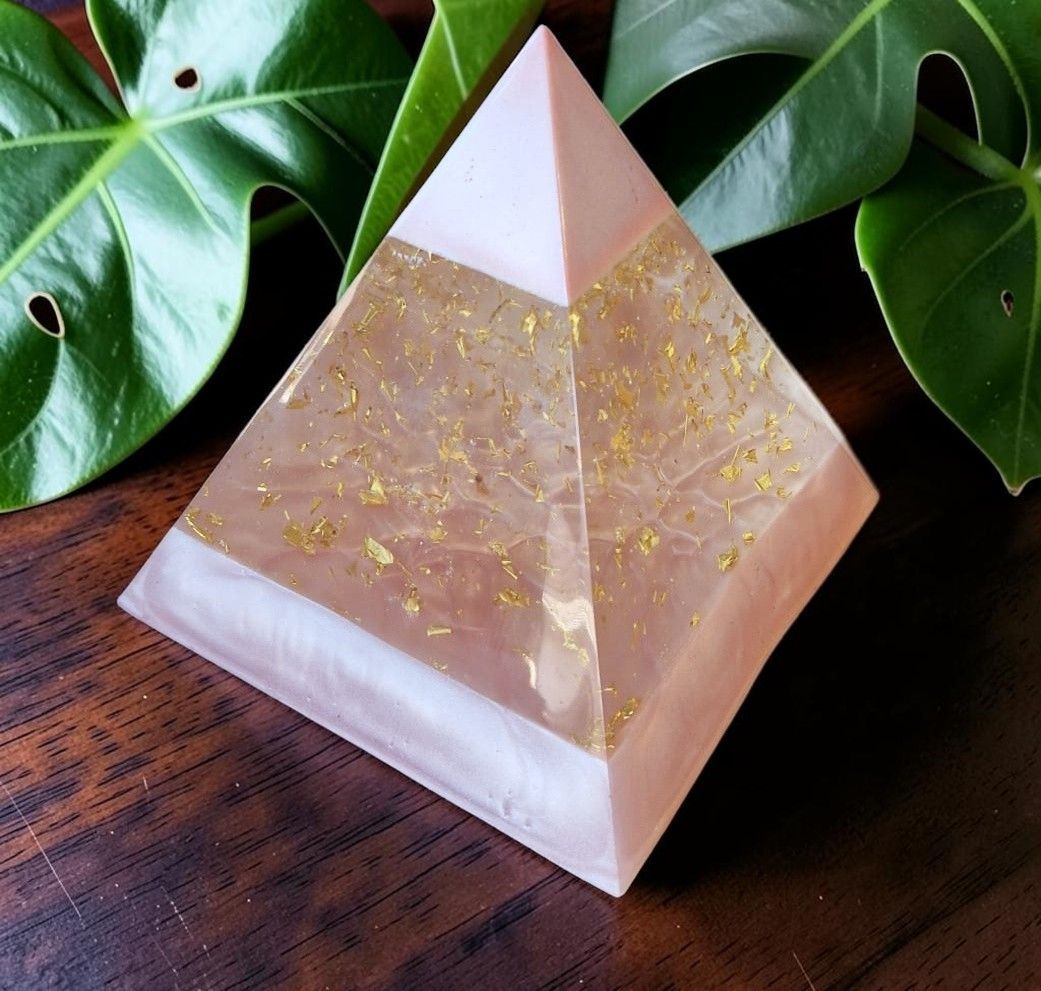 Große Pyramide - mit goldfarbenem Schlagmetall