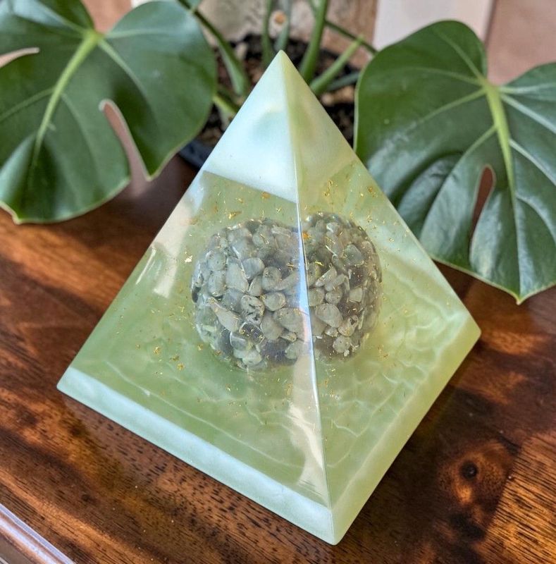 Große Pyramide -  mit einer Kugel mit Labradorit und goldfarbenem Schlagmetall