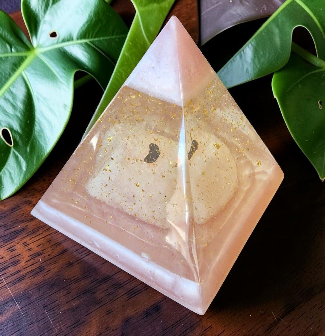 Große Pyramide - mit einem großen Rosenquarz Rohstein und goldfarbenem Schlagmetall
