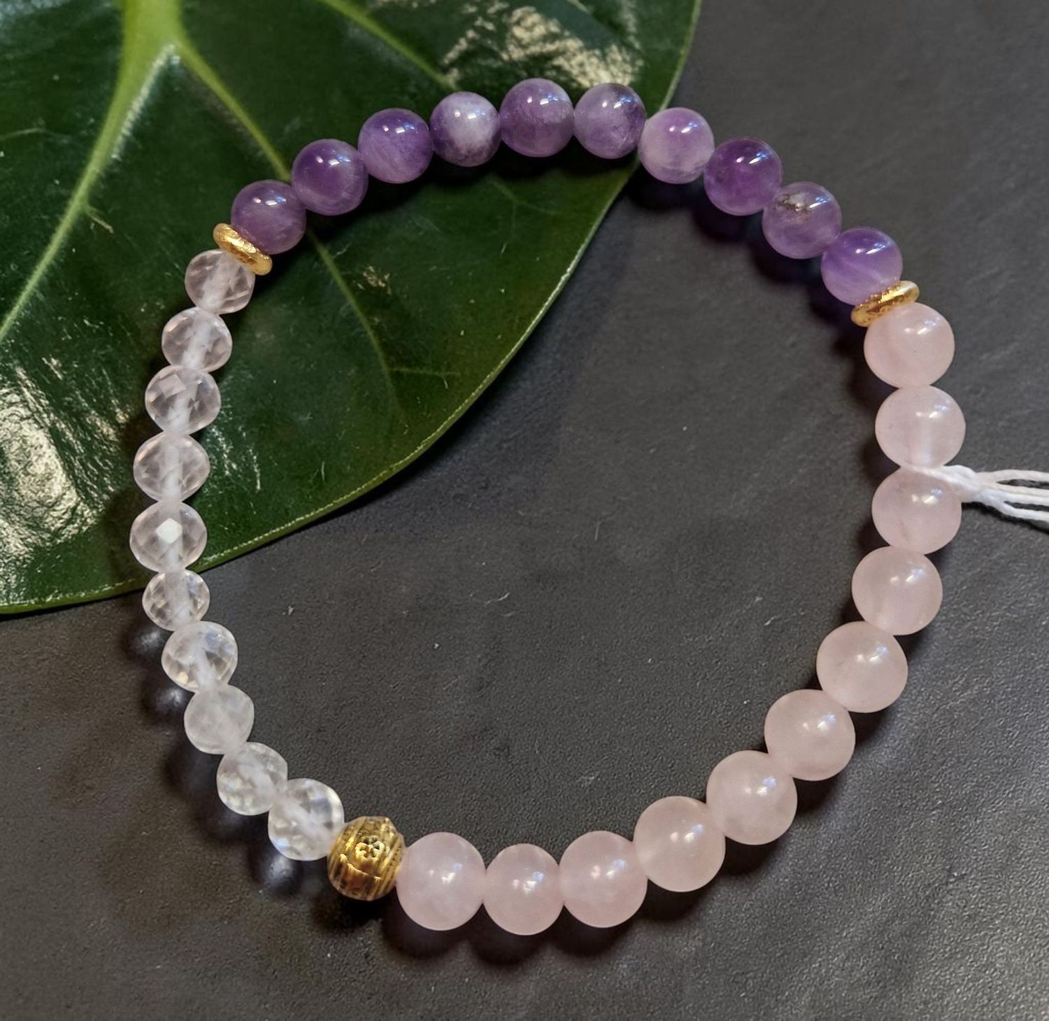Armband - Das goldene Dreieck - Amthyst, Rosenuarz & Bergkristall facetiert - A, AB, AA Qualität - 6 mm