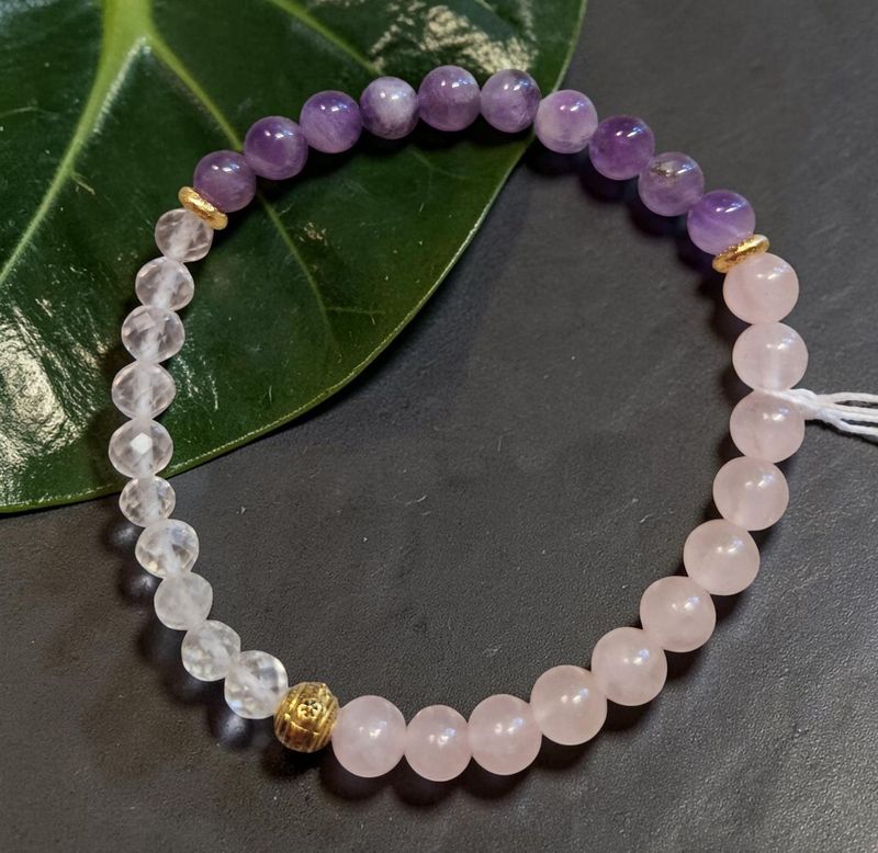 Armband - Das goldene Dreieck - Amthyst, Rosenuarz & Bergkristall facetiert - A, AB, AA Qualität - 6 mm