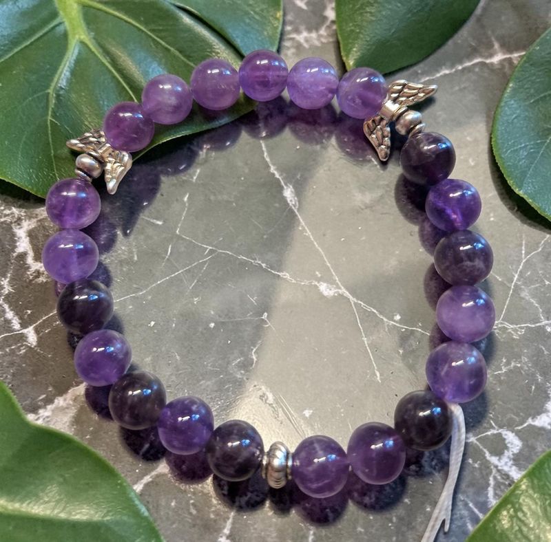 Engelsarmband - Amethyst - AB Qualität - mit silberfarbenen Engelsflügel - 8 mm