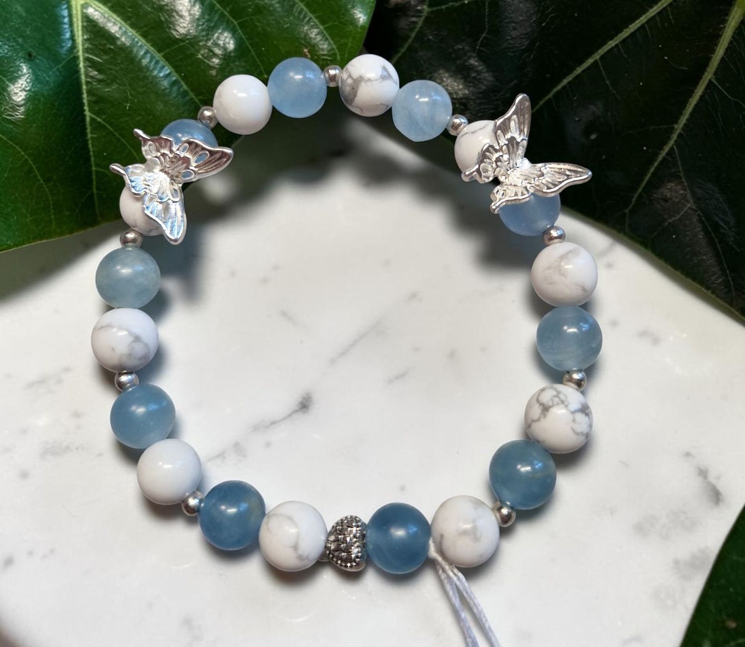 Armband - Howlith matt & Calcit blau - AB Qualität und AA Qualität - 8 mm - 7 Räucherkegel Armband - Howlith matt & Calcit blau - AB Qualität und AA Qualität - 8 mm - 7 Räucherkegel