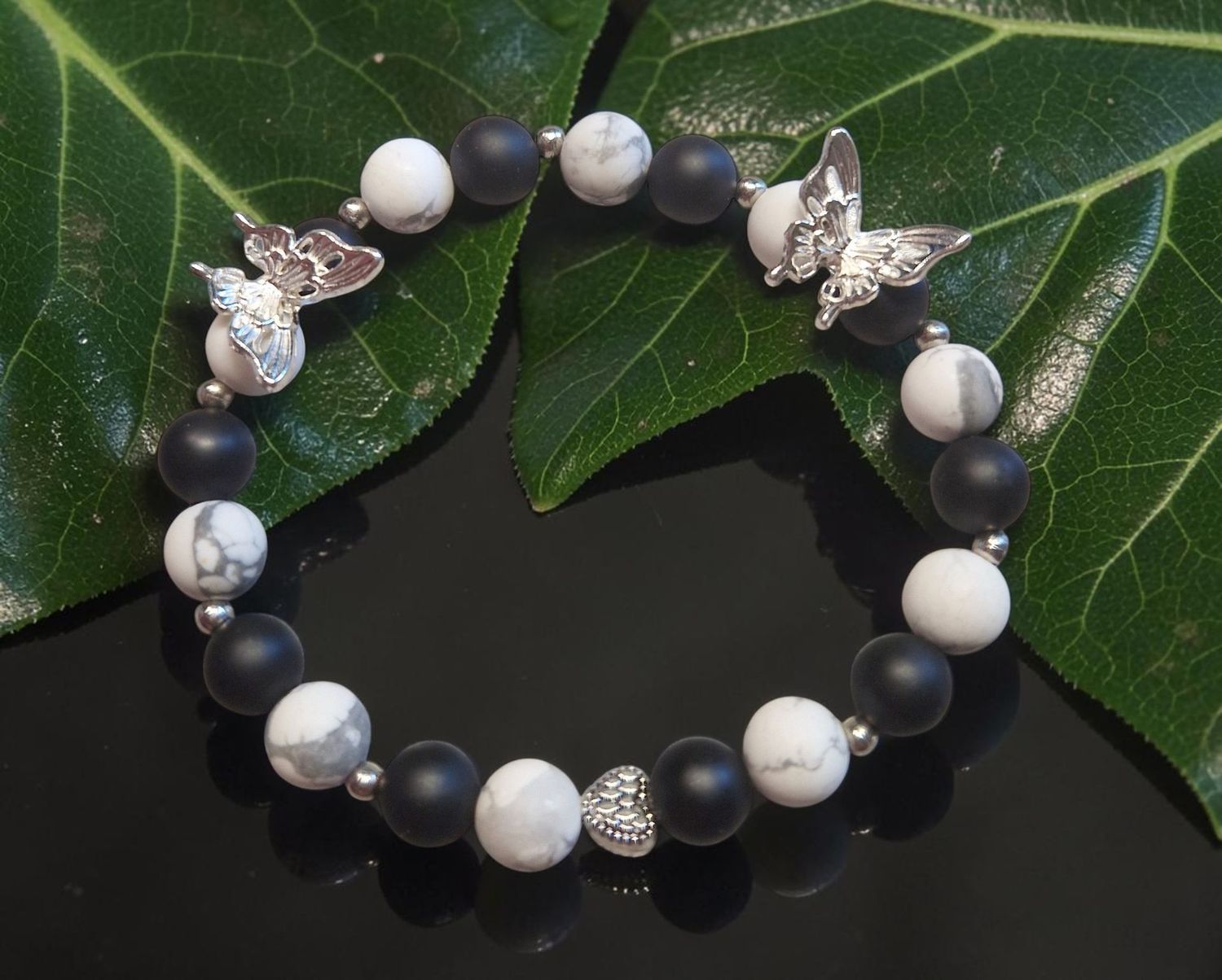 Armband - Howlith & Onyx matt - AB Qualität - 8 mm - 7 Räucherkegel Armband - Howlith & Onyx matt - AB Qualität - 8 mm - 7 Räucherkegel