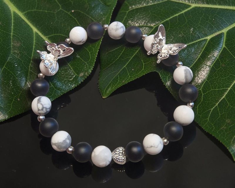 Armband - Howlith & Onyx matt - AB Qualität - 8 mm - 7 Räucherkegel Armband - Howlith & Onyx matt - AB Qualität - 8 mm - 7 Räucherkegel
