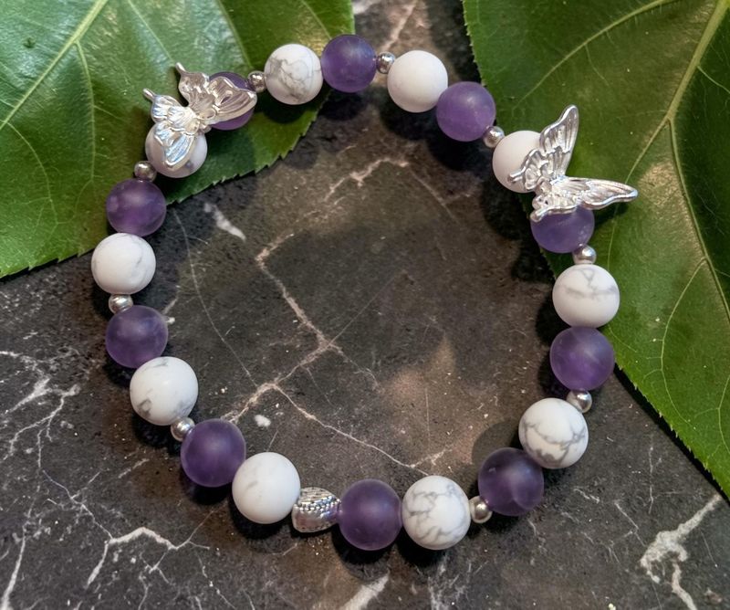 Armband - Howlith & Amethyst matt - AB Qualität - 8 mm - 7 Räucherkegel Armband - Howlith & Amethyst matt - AB Qualität - 8 mm - 7 Räucherkegel