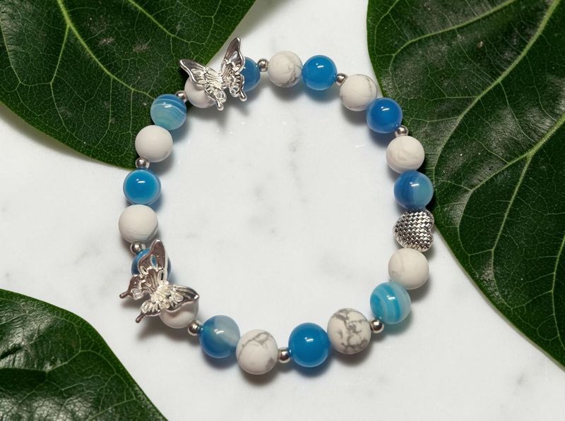 Armband - Howlith matt & Streifenachat blau - AB Qualität - 8 mm - 7 Räucherkegel Armband - Howlith matt & Streifenachat blau - AB Qualität - 8 mm - 7 Räucherkegel