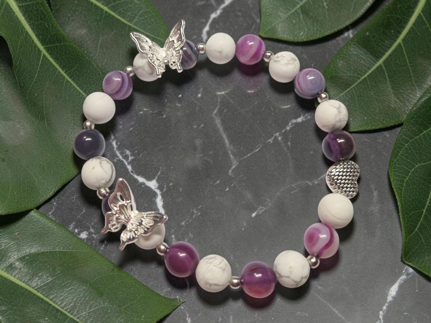Armband - Howlith matt & Streifenachat violett - AB Qualität - 8 mm - 7 Räucherkegel Armband - Howlith matt & Streifenachat violett - AB Qualität - 8 mm - 7 Räucherkegel