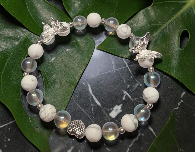Armband - Howlith matt & Angel Aura blau - AB Qualität - 8 mm - 7 Räucherkegel Armband - Howlith matt & Angel Aura blau - AB Qualität - 8 mm - 7 Räucherkegel