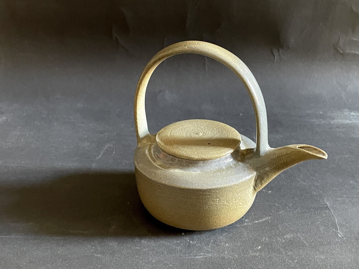 Arch-handle teapot