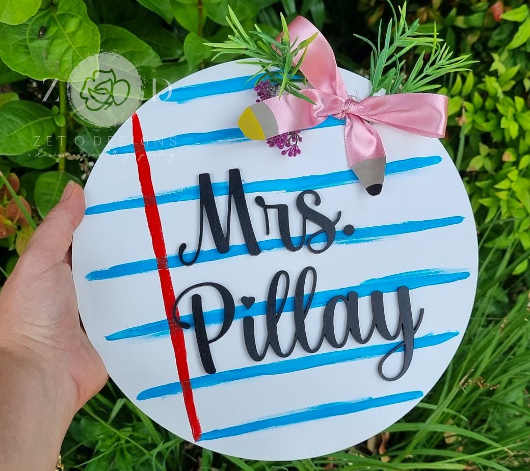 "Notebook name board with a customizable nameplate, 250mm x 250mm."
