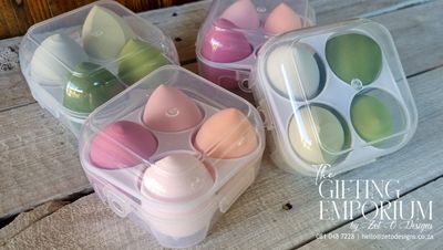 4-piece makeup sponge set with custom-printed caddy, ideal for blending foundation and concealer.
