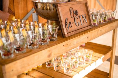 Elegant Gin Table Sign – A stylish sign displaying "Ons Be-Gin" with a sleek design, perfect for a gin tasting or bar setup.