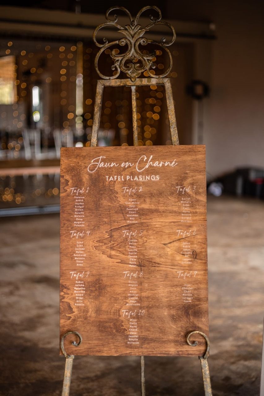 Elegant round surname signboard, 75cm x 75cm, personalized for your home or business.
