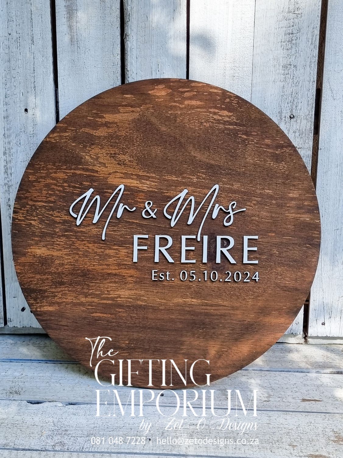 "Personalized round surname signboard, 75cm in diameter, perfect for home entryways."
