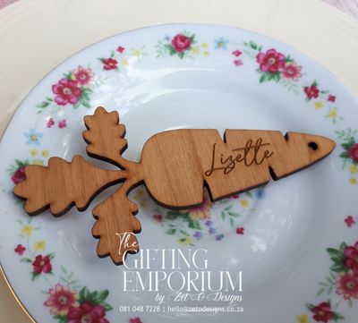 Custom Easter Place Cards in Wood – Elegant and reusable engraved wooden name tags for your Easter table décor.

