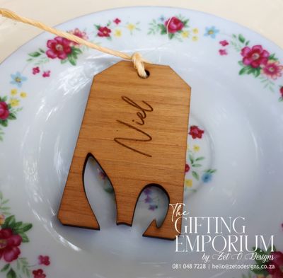 Personalized wooden Easter tag with custom engraving, featuring a name and festive design.
