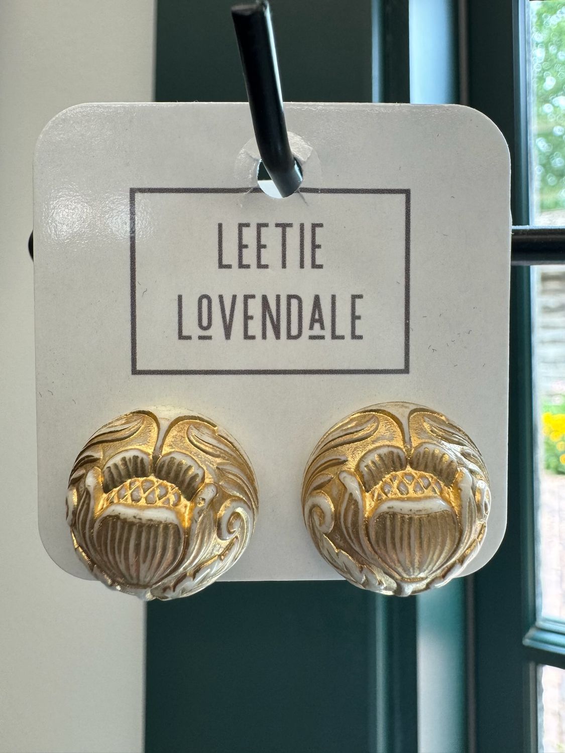 •EARRINGS• Tulip Carved Retro Button