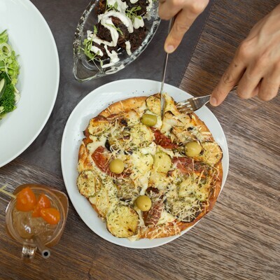 Pizza y Pintas en Alberto's Lobby Bar - 2 personas Pizza y Pintas en Alberto's Lobby Bar - 2 personas