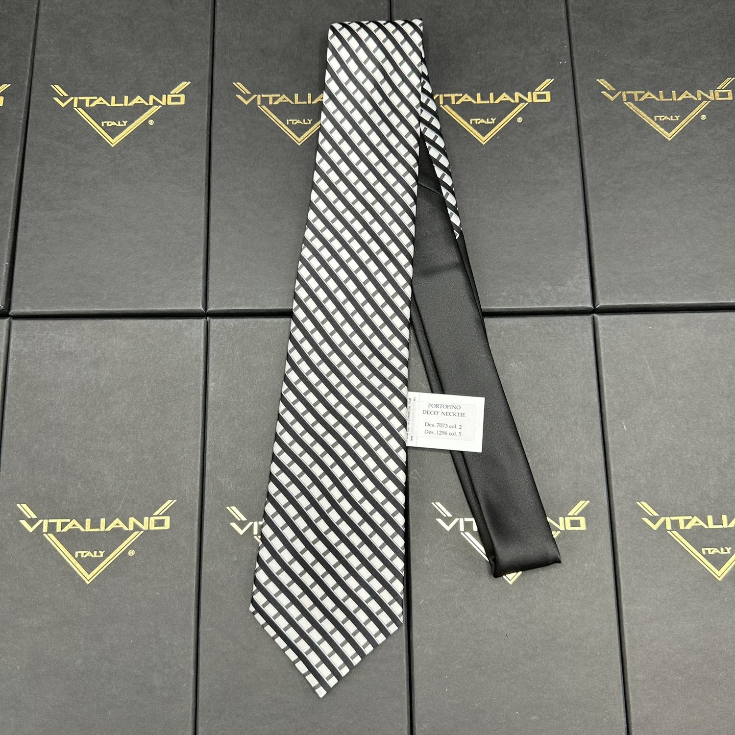 Vitaliano 16016 Custom Knot Portofino Des 7073 col 2 Des 1296 col 5