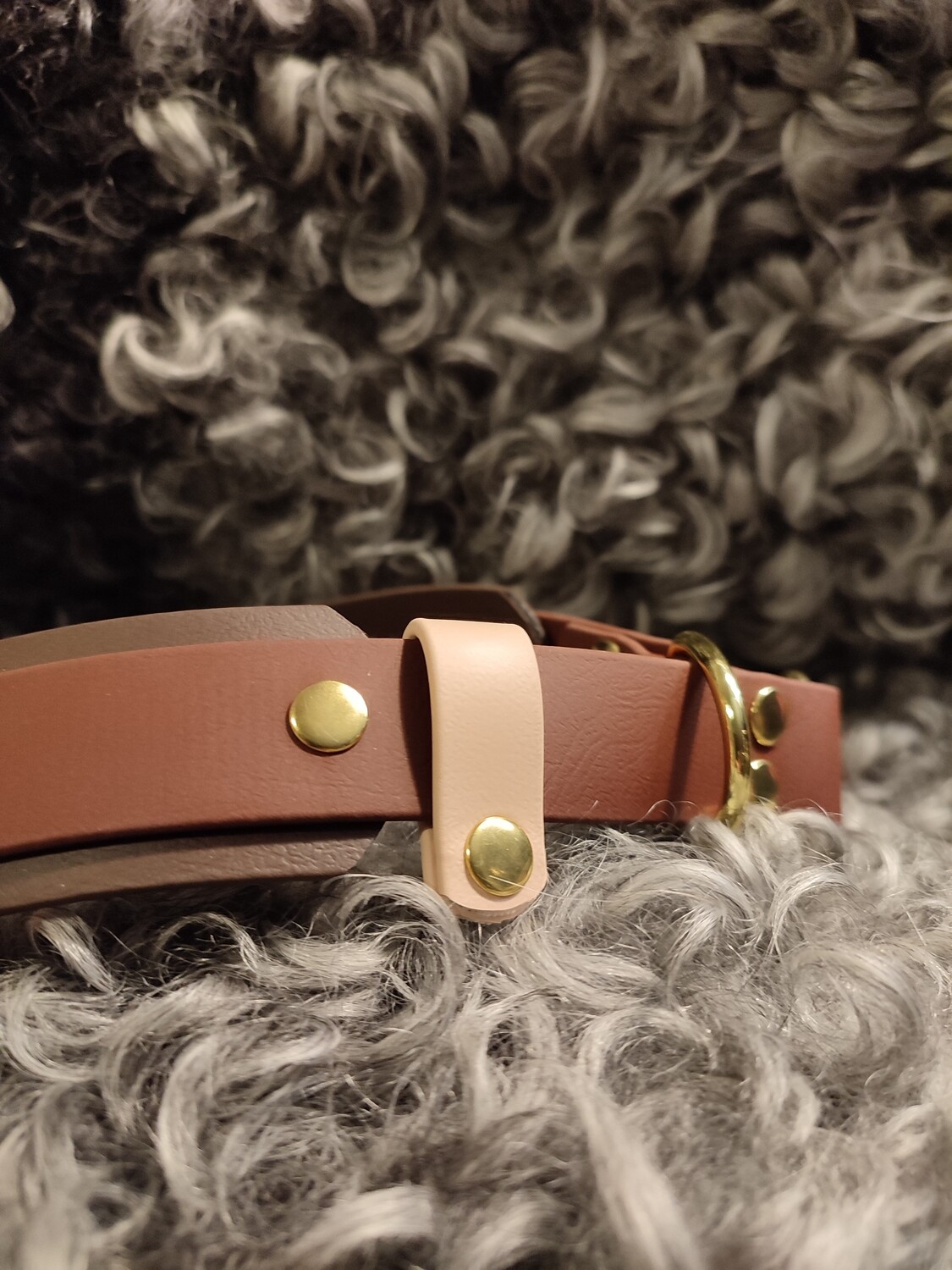 Läderfärgat halsband med guldfärgade detaljer