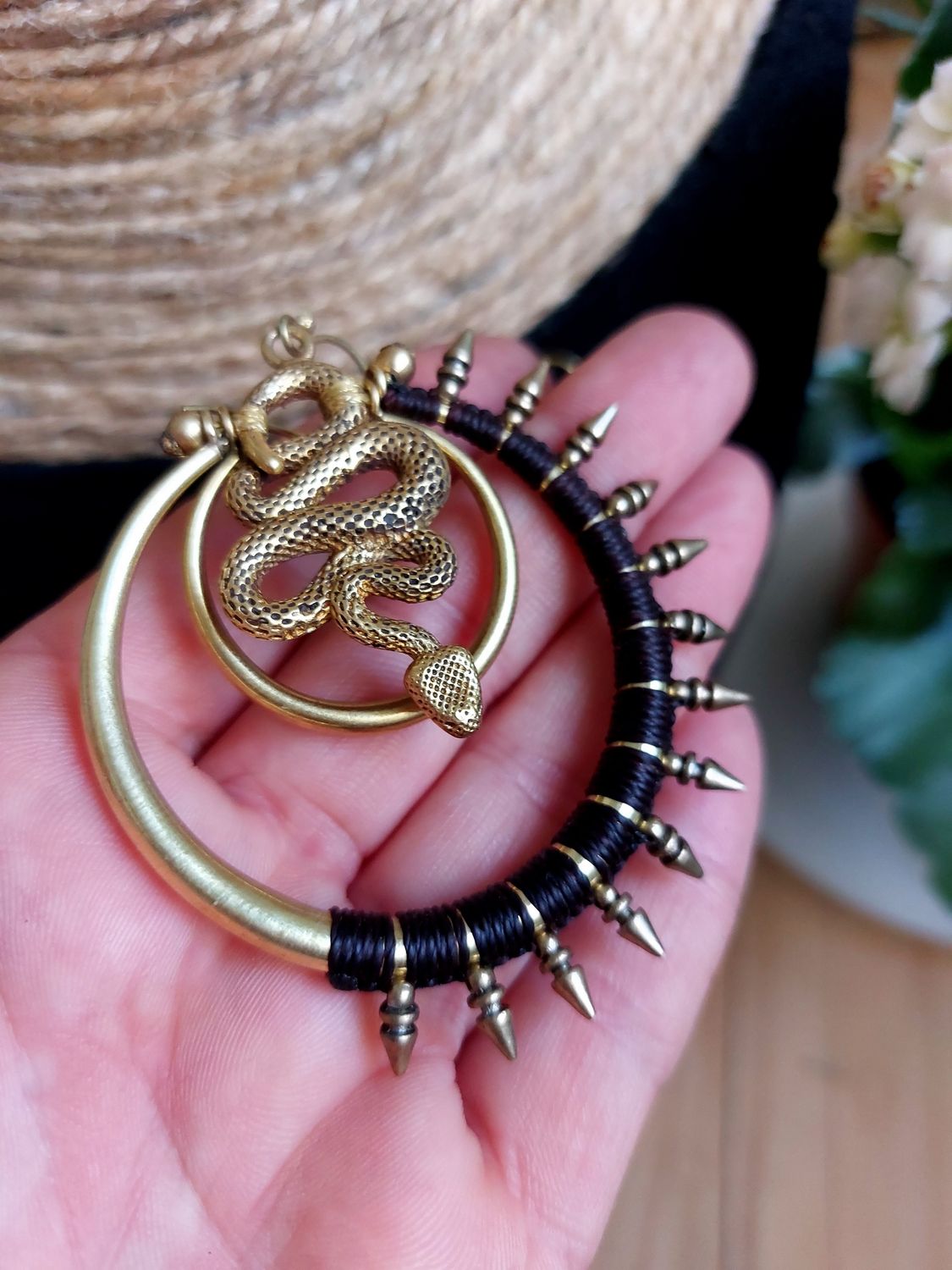Snake spikey brown earrings 