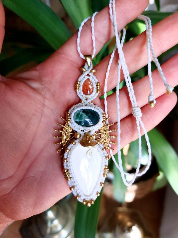 White pendant multistone 