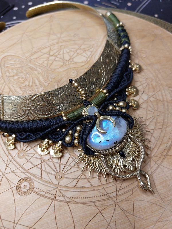 Choker moonstones
