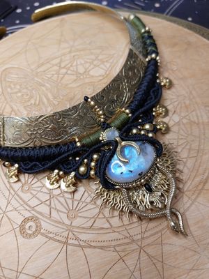 Choker moonstones
