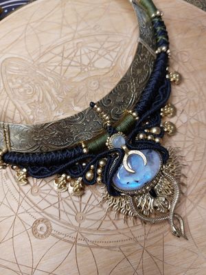 Choker moonstones