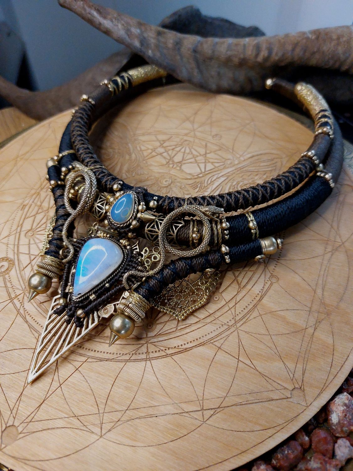 Lunar relic collar