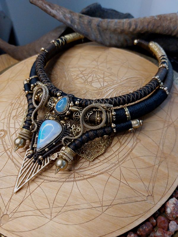 Lunar relic collar