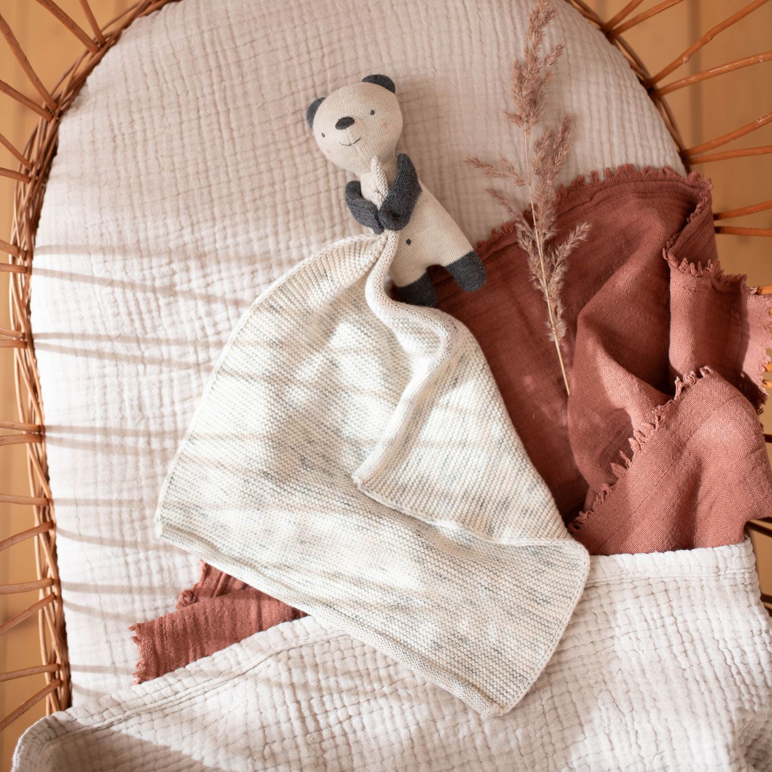 Kuscheltuch Panda mit Halstuch creme