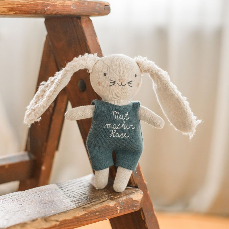 Mutmacher-Hase mit blauem Anzug